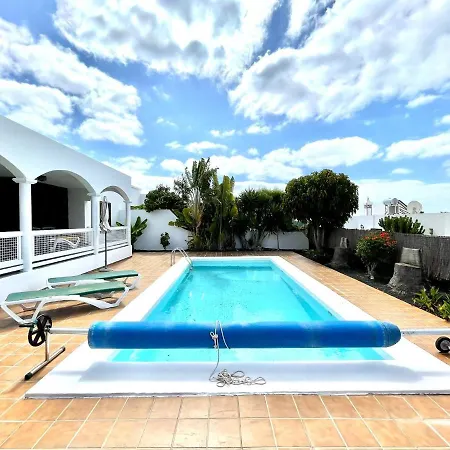 Villa con piscina privada, Wifi, BBQ, en Playa Blanca
