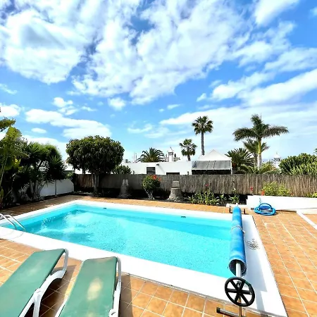 Villa con piscina privada, Wifi, BBQ, en Playa Blanca